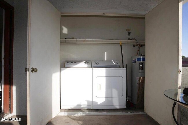 Building Photo - 850 S River Dr