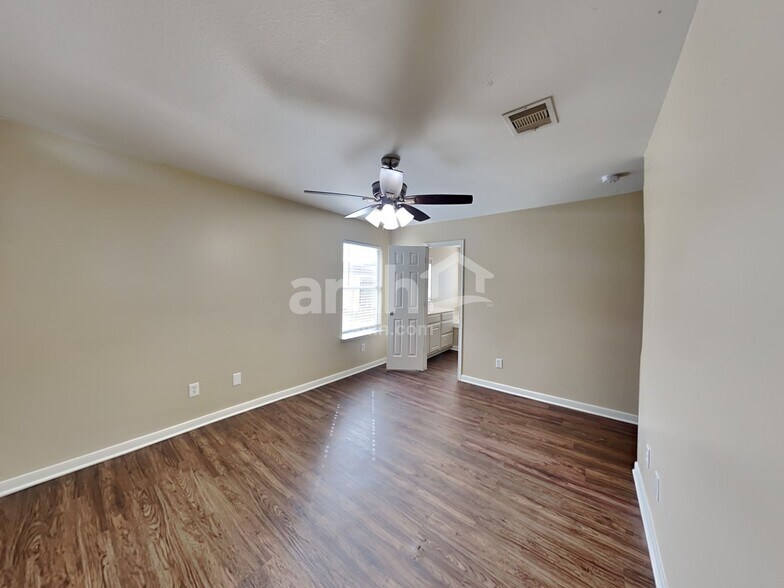 Building Photo - 28926 Village Creek Loop