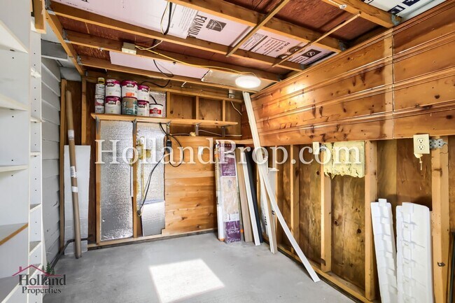 Building Photo - Welcome Home to Your Perfect Hillsboro Retreat!