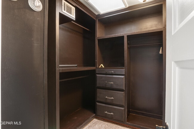 Building Photo - 6204 Pinehurst Dr