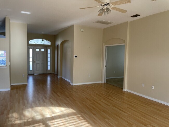 Building Photo - 3 Bedroom, 2 Bath Available Now in Beautif...