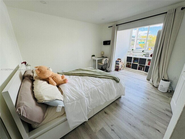 Building Photo - 1555 W 44th Pl