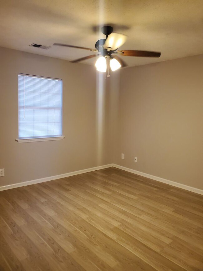 Building Photo - Cute 3 bedroom, 2 bath home located off of...