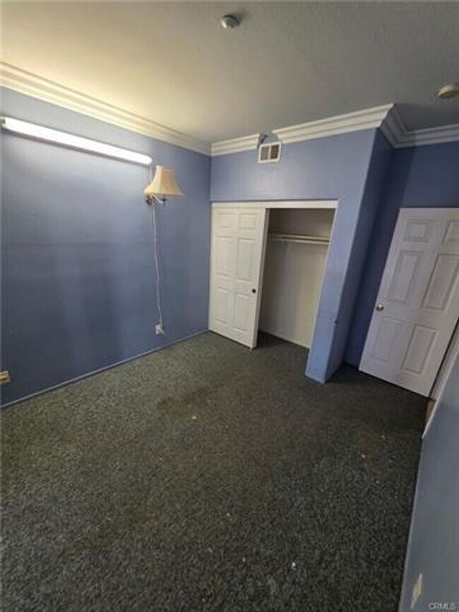 Building Photo - Spacious Home