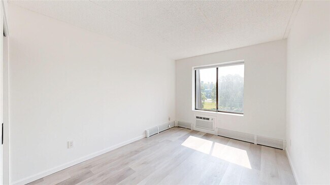 Building Photo - 560 Halstead Ave