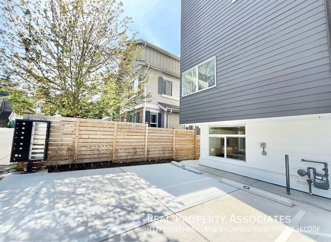 Building Photo - 3640 13th Ave W