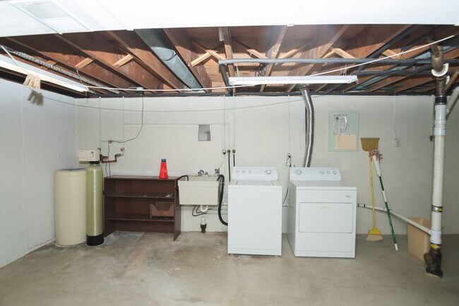Building Photo - 3 bed 2 bath home in Valparaiso