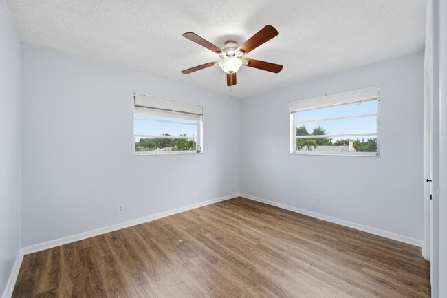 Building Photo - 410 W Palm St