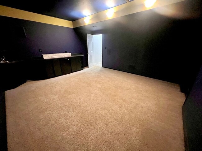 Building Photo - Beautiful Townhome - 3 bedroom 2.5 bath - Must see!