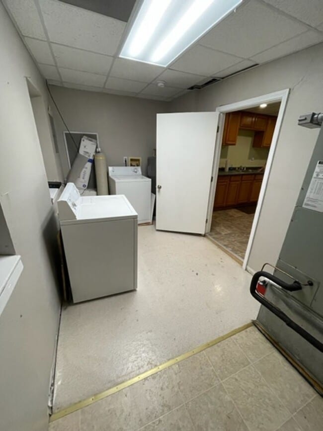Building Photo - 3bedroom/1 bath apartment -upstairs above ...