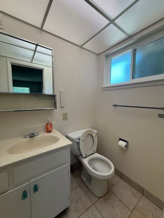 Building Photo - 3 bed 2 bath available in Sacramento!