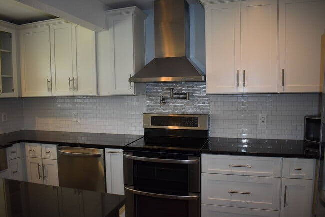 Building Photo - Beautiful Remodeled Home with 3 Bedrooms a...