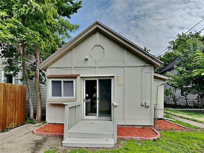 Building Photo - 1910 W Chelton Ave