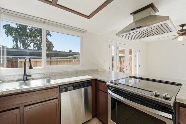 Building Photo - Beautiful 3-Bedroom Townhome in Northern Manor West