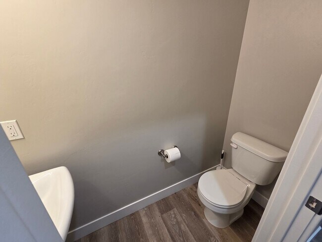 Building Photo - Like-New 3 Bed / 2.5 Bath Townhome in Prime Cedar City Location – Act Fast!