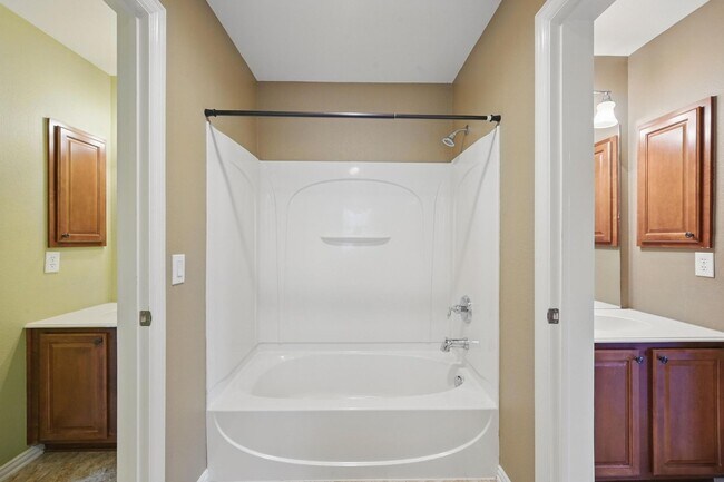 Building Photo - Stunning 4-Bedroom, 3-Bath, 3 Car Garage H...