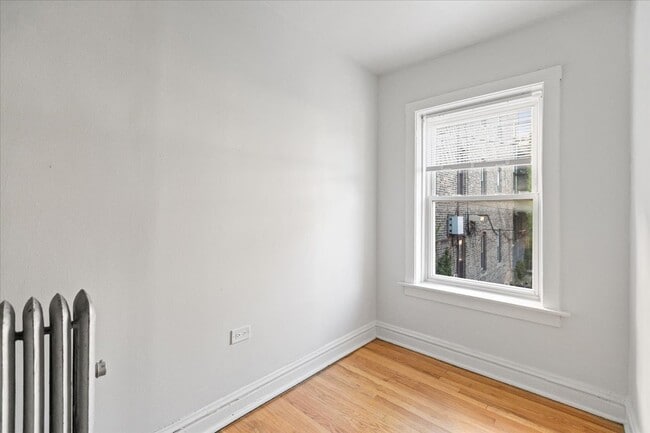 Building Photo - 656 W Oakdale Ave