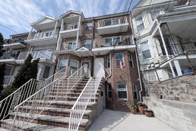 Building Photo - 35 Summit Ave