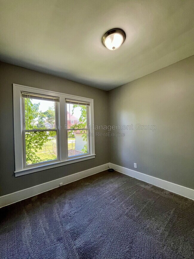 Building Photo - 170 Bondie St