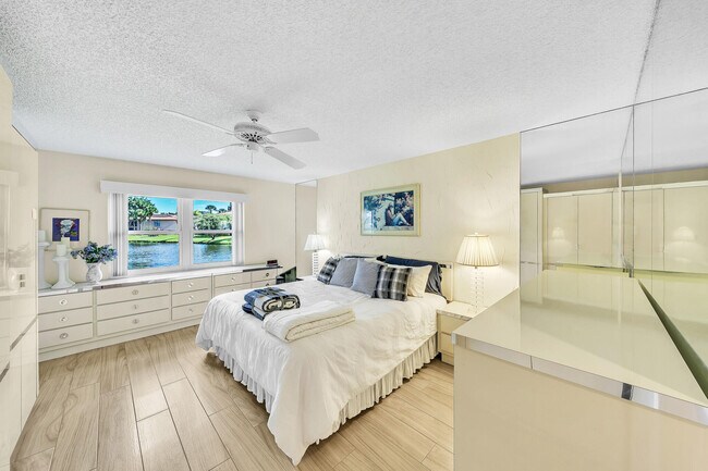 Building Photo - 9285 Vista del Lago