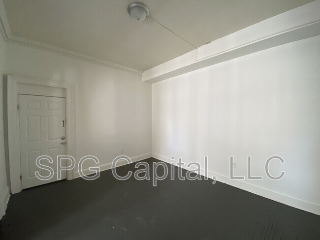 Building Photo - 351 W King St