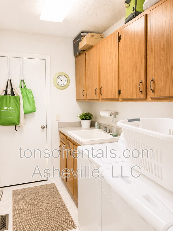 Building Photo - 107 Jenny Lind Dr