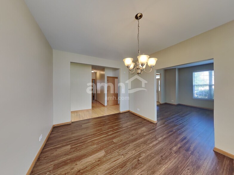 Building Photo - 1007 Angelica Cir