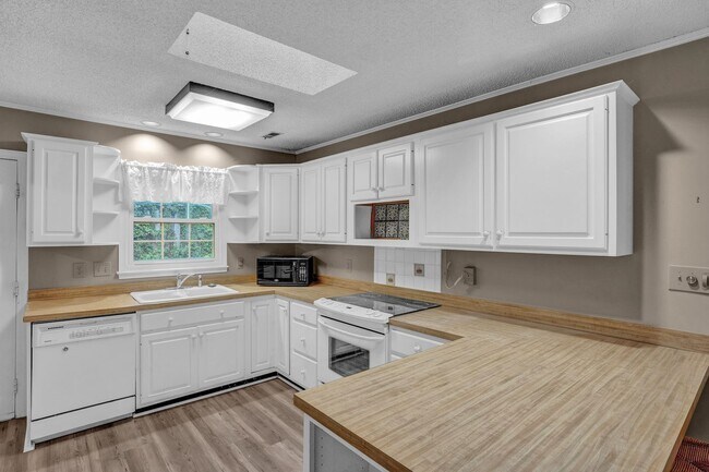 Building Photo - Quiet Cottage in Greensboro NC