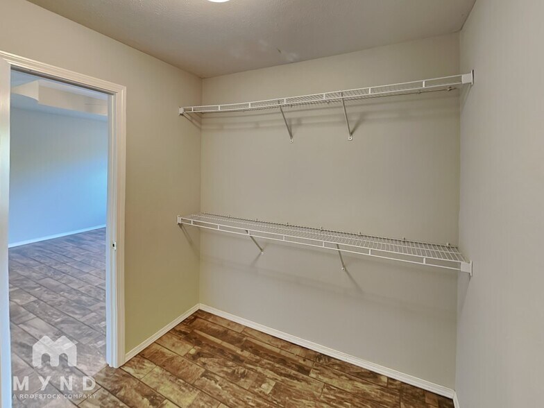 Building Photo - 711 N Jonathan Ave