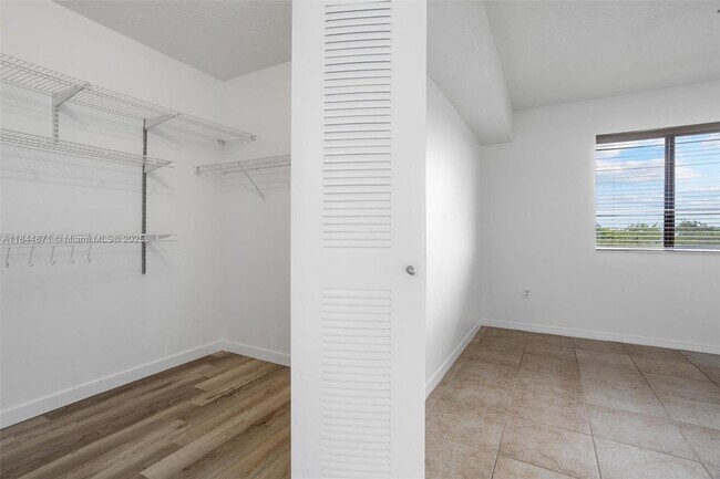 Building Photo - 9340 Fontainebleau Blvd