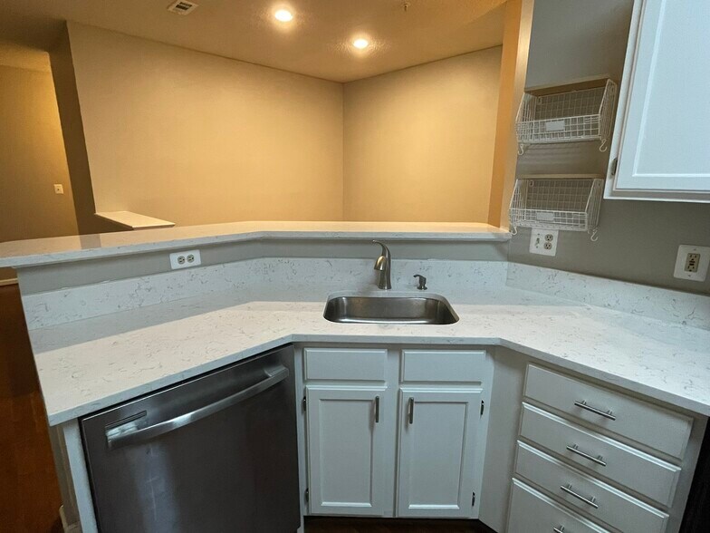 Building Photo - 1701 Lake Shore Crest Dr