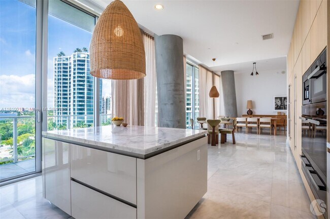Building Photo - 2675 S Bayshore Dr