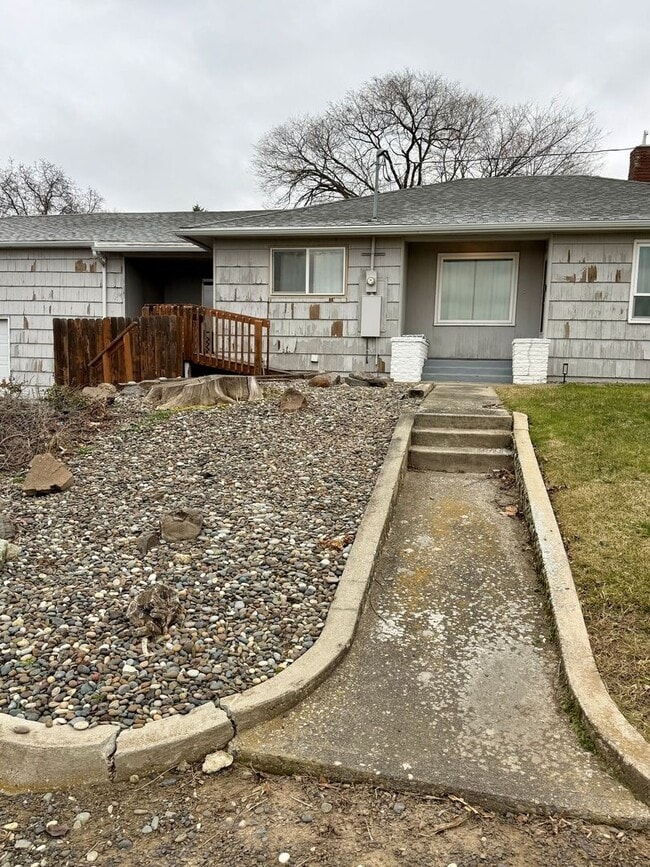 Building Photo - Orchards Home with a View