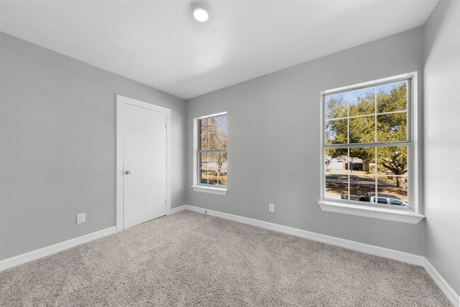 Building Photo - 2523 W Greens Rd