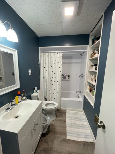 Bathroom - 1205 Hutton St