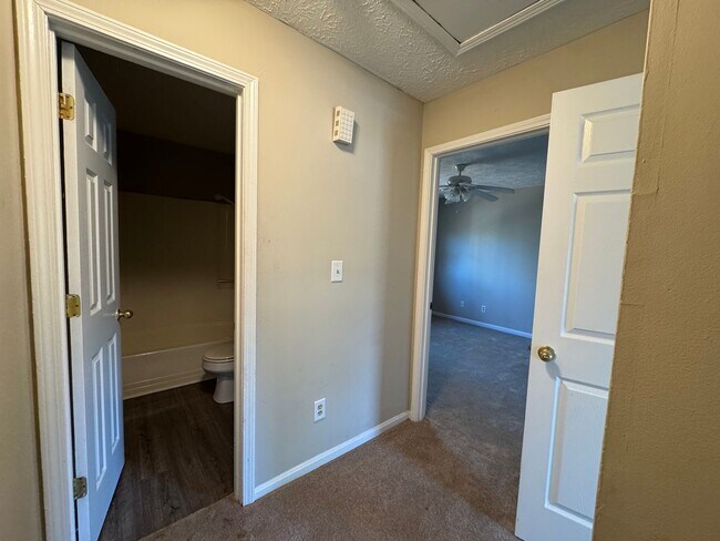 Building Photo - 2 Bedrooms, 1.5 Bathrooms - Townhome in West Rome!