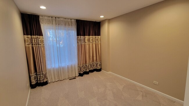 Building Photo - 2765 S Cedar Glen Dr