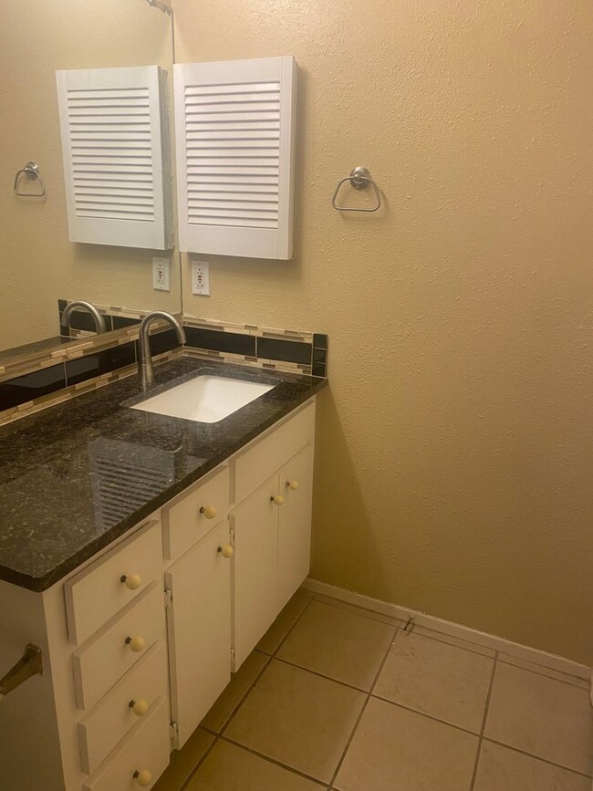 Building Photo - LAW SCHOOL SPECIAL - 1BD PLUS STUDY / 2BD/1BA