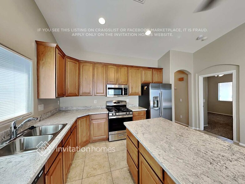 Building Photo - 686 E Payton St