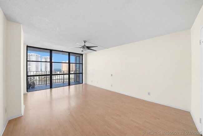 Building Photo - 1000 Parkview Dr