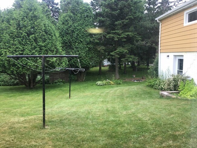 Building Photo - Great Home W/Detached Garage, Close to Campus!