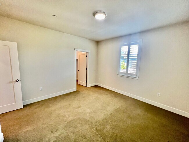 Building Photo - Application Pending! Lovely 4 bedroom 2.5 ...