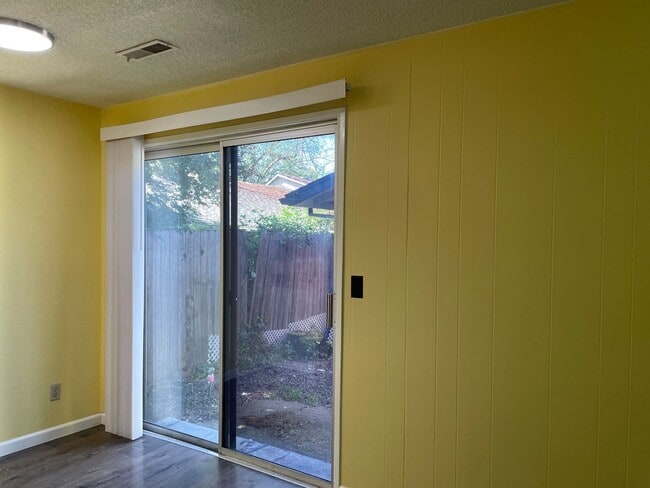 Building Photo - Great 1 bedroom, 1 bath cottage ~ nice quiet street