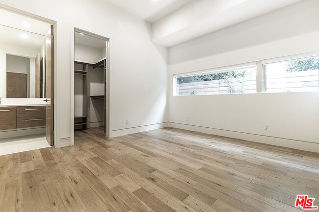 Building Photo - 16540 Moorpark St