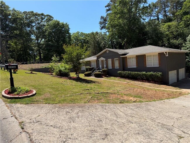 Building Photo - 3336 Camelot Dr NE