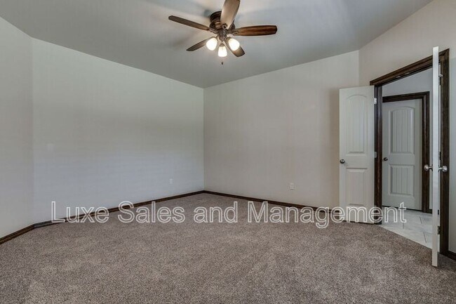 Building Photo - 2200 Alta Vista Ln