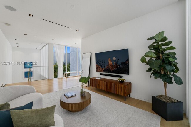 Building Photo - 1031 W 48th St