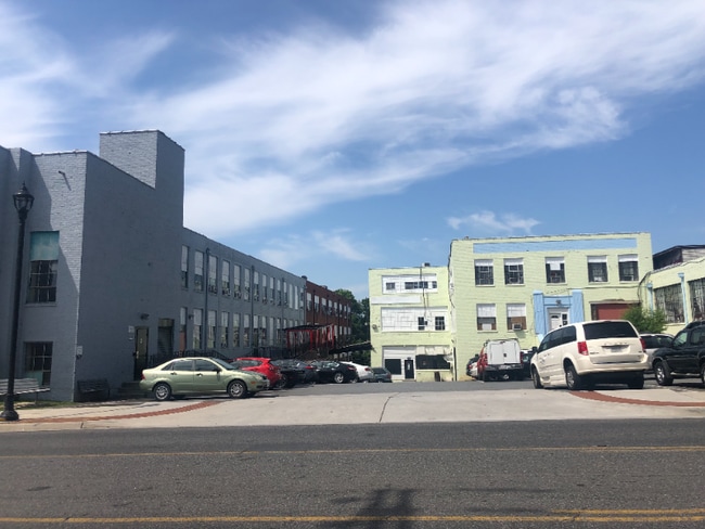 Building Photo - 1415 Kemper St