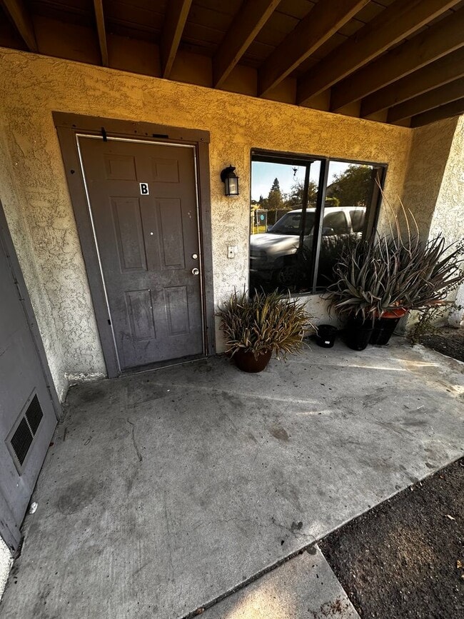 Building Photo - 6008 Hill Dale Ct