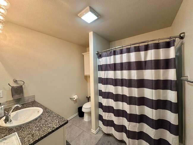 Building Photo - 10411 Valencia Ave